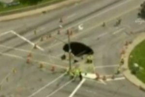 Yolda oluşan dev obruk otomobili böyle yuttu