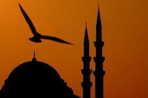 İngiliz kanalının 'ezan yayını' ülkeyi ikiye böldü