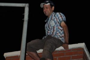 Üst geçitte atlamak istedi