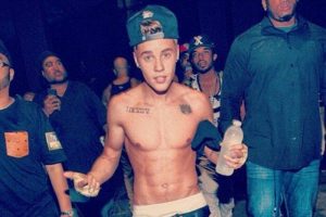 Justin Bieber`dan kas şov