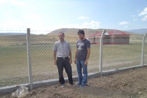 Ortaokulun etrafına tel örgülü koruma