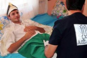 Sevdiği kızla evlenebilmek için sünnet oldu