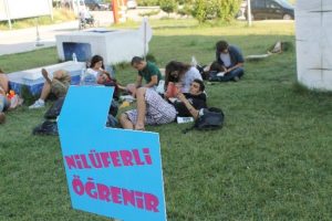 Gençler çimenlere uzanıp kitap okudu