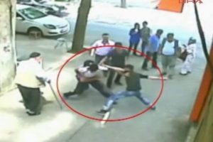 Diyarbakır'da güpegündüz bıçaklı gasp