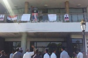 Mursi destekçileri valilik binasını ele geçirdi