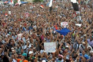 Mısır'da 100 binlerce kişi Mursi'ye destek için meydanlarda
