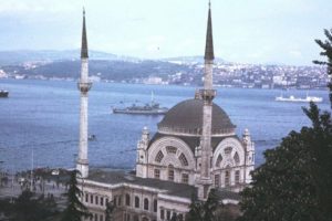 'O müezzin': Camide içki şişesi buldum, içerde çok sarhoş vardı