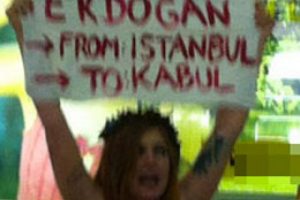 Çıplak protestoya sınır dışı şoku!