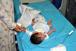 Suriye'de hastalanan bebek sınırda askerlere teslim edildi