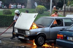 Park edilen otomobil alev alev yandı