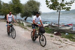 Göl manzarasında bisiklet keyfi