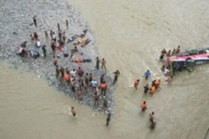 Nepal'de yolcu otobüsü nehre düştü: 11 ölü