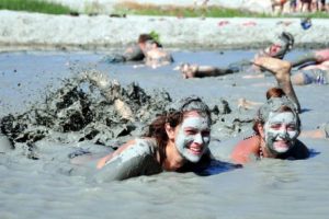 Turistlerin çamur banyosu eğlencesi