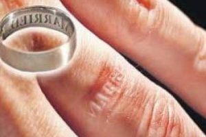 Aldatan eşi sobeleten yüzük