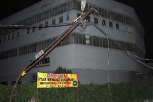 TIR şoförü elektrik direklerine çarptı