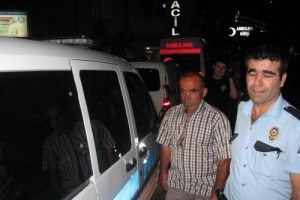 Babasını bıçakladı