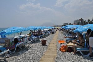 Sahiller turistlere kaldı