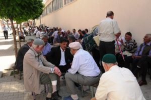 Sıcaklardan bunalanlar gölgelik alanlara kaçıyor