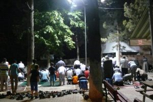 Bahçede teravih namazı