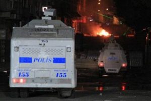 Polisten 'çelik yelek'li müdahale