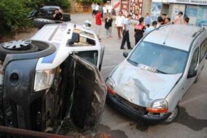 Polis aracı park halindeki aracın üstüne uçtu