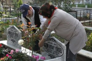 Bursalı kardeşlerin fotoğrafları yeniden mezar taşında