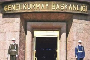 Genelkurmay önünde duran adam eylemi