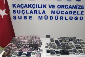 Polisten kaçak cep telefonu operasyonu