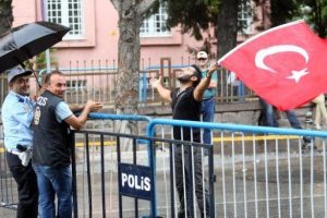Elinde bayrakla 10 saat bekledi