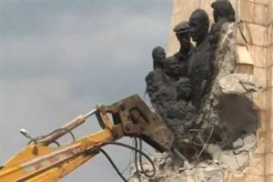 Heykel kaldırıldı, tartışma başladı
