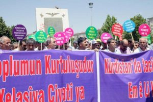 Erkekler, kadın tecavüzlerini protesto etti
