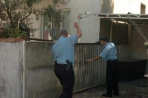 Demir kapının altında kalan çocuk yaralandı