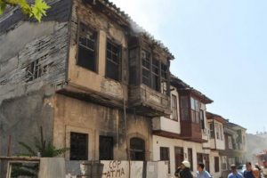 Tarihi konak yandı