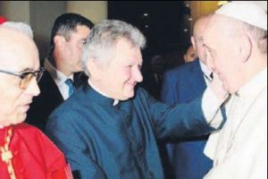 Papa'nın sağ kolu eşcinsel çıktı