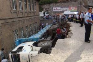 Yol çöktü kamyon okul bahçesine devrildi
