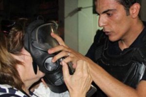 Polis eylemciye maskesini verdi