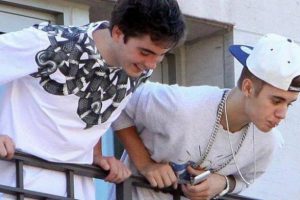 Justin Bieber hayranlarına tükürdü