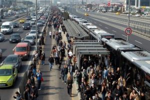 Metrobüs durağında şüpheli paket