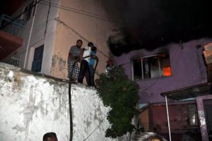 Elektrik kontağından çıkan yangın evi kül etti