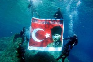 Zafer Bayramı'nı denizin dibinde kutladılar