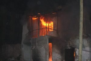 Boş bina alev alev yandı