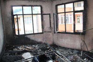 Elektrik kontağından çıkan yangın evi kül etti