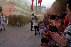 Komandoların geçişi ilgiyle izlendi