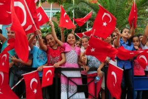 Zafer Bayramı bunaltıcı sıcakta kutlandı