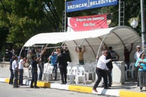 Helikopter çadırları yıktı
