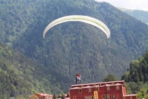 Turistlerin yamaç paraşütü keyfi