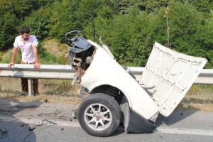 Otomobil ikiye bölündü