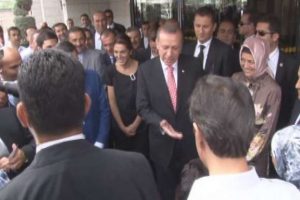 Cuma namazını belediyenin başkanlık binasında kıldı