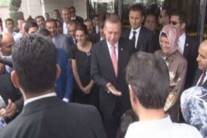 Cuma namazını belediyenin başkanlık binasında kıldı