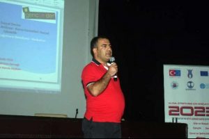 Yaşarken öğrendiklerini halka anlatıyor